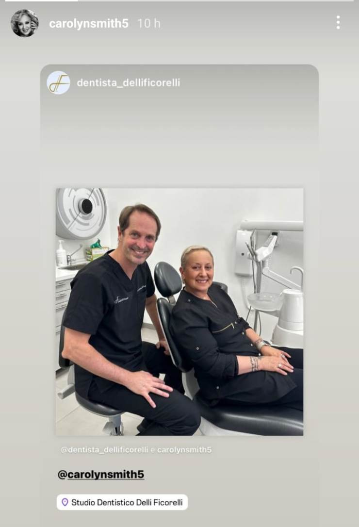 Carolyn Smith su un lettino in una clinica